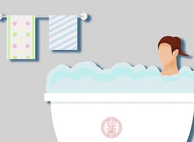 冬季皮肤分泌的油脂本就少，若使用清洁力过强的产品，比如含皂基的香皂、磨砂膏等，会彻底洗掉皮脂膜，让皮肤失去保护