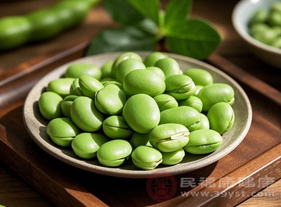 如果食用蚕豆或蚕豆皮后出现任何过敏迹象，应立即停止食用并及时就医