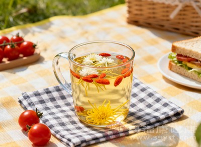 枸杞水的冲泡方式较为简单，可用温开水（60-80℃为宜，避免用沸水，以免破坏部分营养成分）冲泡，浸泡5-10分钟后即可饮用，可反复冲泡多次