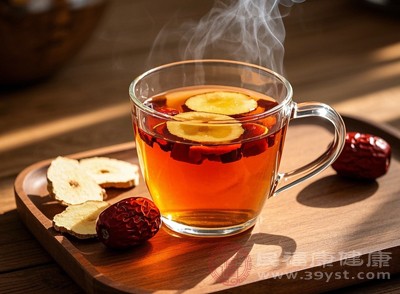 需加强腹部保暖，除热敷外，可喝一杯温热的姜枣茶（生姜3-5片、红枣2-3颗煮水），温热的饮品能温暖肠胃，缓解平滑肌痉挛