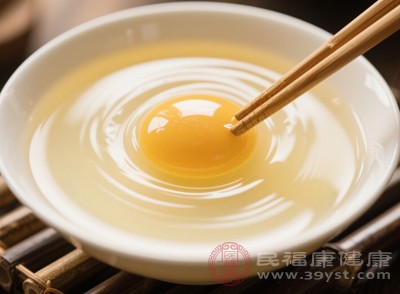 添加蛋黄时不可急于求成，需遵循由少到多、由稀到稠、由单一到多样的原则