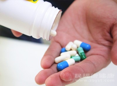 很多胶囊类药物是“缓释胶囊”“控释胶囊”或“肠溶胶囊”，属于靶向释放药物。这类胶囊的外壳经过特殊处理，能精准控制药物释放的时间和部位