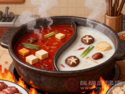 锅底选清淡的菌汤、鸡汤，避免过于浓稠油腻