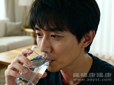 睡前适量补充水分，能避免夜间身体缺水