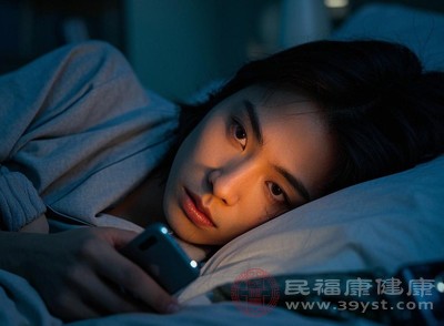 建议睡前30分钟远离所有电子产品