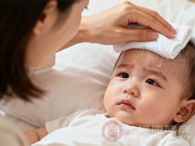 物理退烧是应对宝宝积食发烧的常用且安全的方法 物理退烧是应对宝宝积食发烧的常用且安全的方法