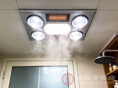 使用浴霸前，建议先检查浴室门窗是否密封良好，避免提前漏风