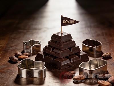 买黑巧克力时，一定要看配料表，选择“可可含量≥70%”的纯黑巧克力