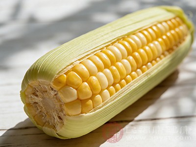 一根中等大小的糯玉米（可食部分约150g）热量约240大卡
