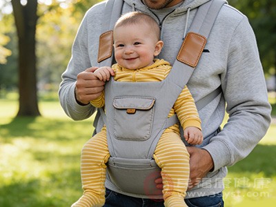 抱娃神器变“伤娃利器” 腰凳使用雷区大揭秘