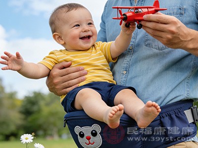 宝宝的颈部和腰部肌肉力量尚未发育完全,使用腰凳时若头部得不到足够的支撑 宝宝的颈部和腰部肌肉力量尚未发育完全,使用腰凳时若头部得不到足够的支撑