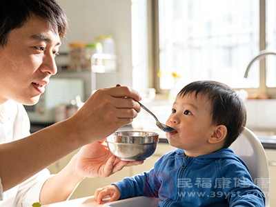 可用勺子每隔5-10分钟喂10-15毫升水,逐步补充 可用勺子每隔5-10分钟喂10-15毫升水,逐步补充