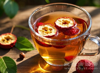 山楂则能促进新陈代谢，帮助身体排出代谢废物