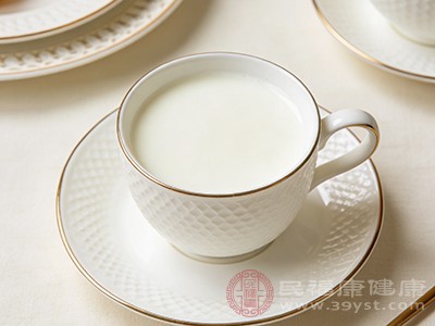 牛奶VS羊奶终极Battle：谁是你的“本命奶”一看就懂