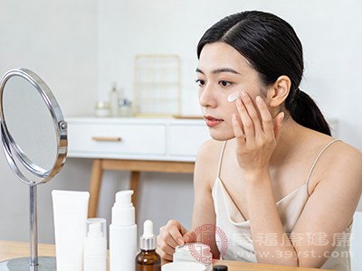 使用含咖啡因、维生素K的眼霜，帮助改善局部水肿