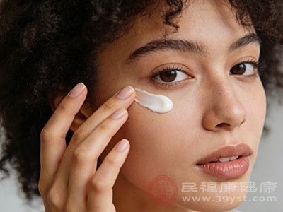 搭配正规眼霜使用，增强即时消肿效果