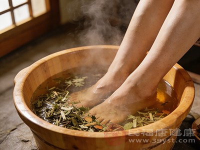 忙碌一天后用益母草泡脚可以舒缓压力