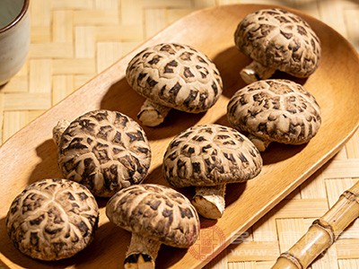 当干香菇在水中复水时,这些多糖类物质会率先溶解 当干香菇在水中复水时,这些多糖类物质会率先溶解