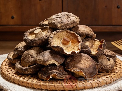 干香菇中的多种矿物质如锌、硒、钾等，以螯合态的形式存在