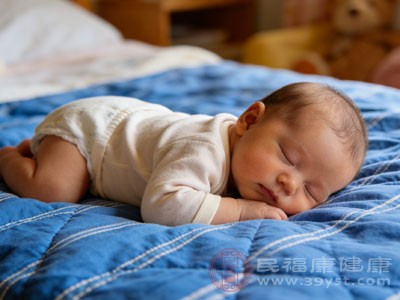 趴着睡成了宝宝的“自救姿势”