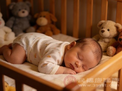 宝宝为啥爱趴睡 原来学小青蛙找安全感