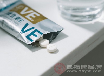 50岁以上人群每日200-400mg，选择天然型维生素E