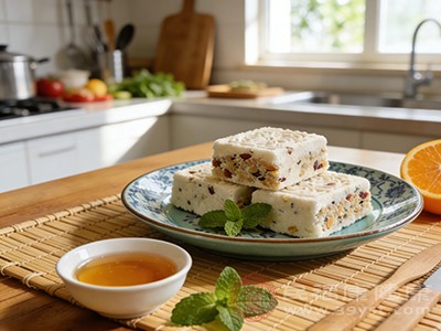 自制八珍糕饼干(加入全麦粉降低黏性)，作为上午10点的加餐