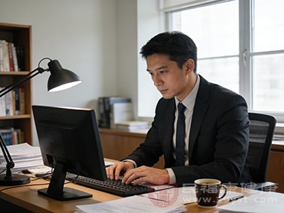 每小时起身活动，促进盆腔血液循环，避免久坐