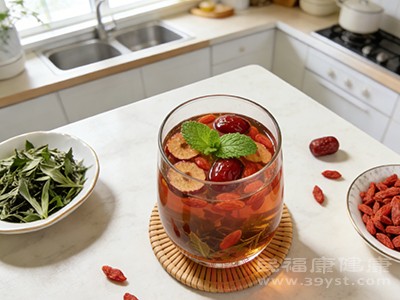 气血不足：陈艾叶+红枣+枸杞煎服，温通同时兼顾补养