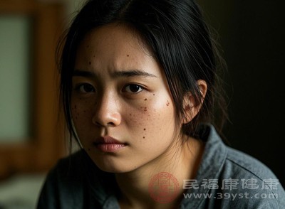 如果父母一方或双方脸上有雀斑，子女遗传的概率就会相对较高