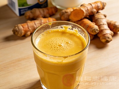 姜黄粉加温热牛奶