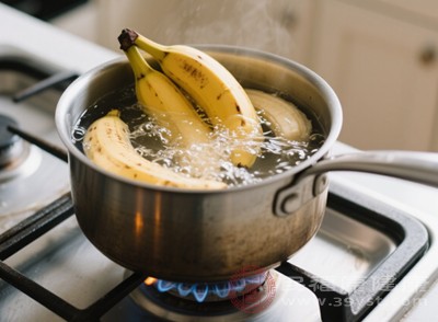 虽然香蕉蒸熟吃益处较多，但需注意适量食用