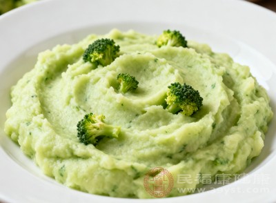 添加过程中，将蔬菜处理成泥状、碎末或小丁，方便宝宝咀嚼和消化，避免直接喂食块状或粗纤维蔬菜