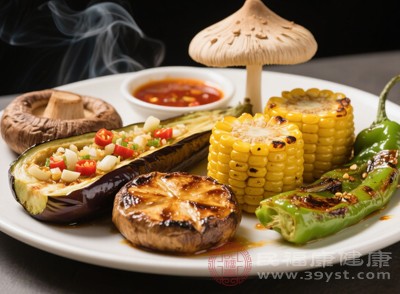 肉类在高温烤制时，表面会发生焦糊现象，产生苯并芘等多环芳烃类物质，这类物质具有较强的致癌性