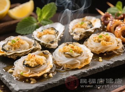 烧烤食物在制作过程中通常会使用大量盐、酱油、味精等调味料，导致钠含量偏高