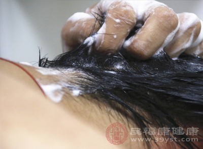 刚冲完水就有屑 头皮：这锅我不背 真相在这