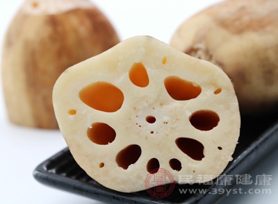 莲藕生吃性寒，能清热生津、凉血止血，适合缓解冬季干燥引起的咽喉肿痛和口干