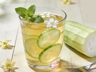 丝瓜水性寒味甘，具有清热解毒的功效