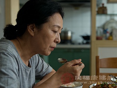 50岁后别瞎补 “少吃”才是最好的养生