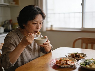 七分饱的感觉是：胃里不觉得饿，也不觉得胀