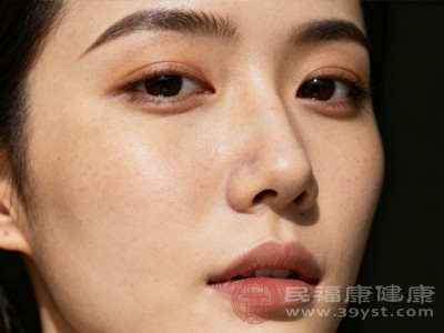 含有的维生素E和多酚类物质，可轻微抑制黑色素细胞活性，减少黑色素生成