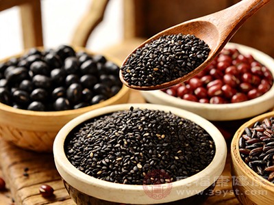 白发星人必看 黑芝麻吃对方法效果翻倍不踩雷 白发星人必看 黑芝麻吃对方法效果翻倍不踩雷