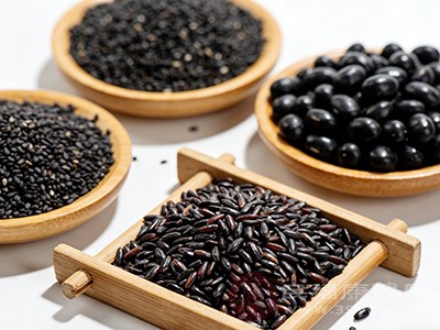 黑芝麻+黑豆+黑米，组成“乌发三黑组合”