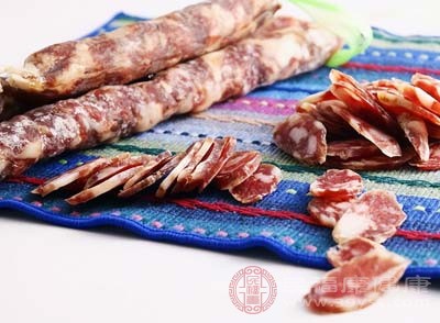 咸菜、腊肉、香肠等腌制食品是肝脏的“盐负荷陷阱”