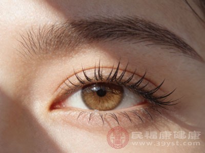 自行剪睫毛是最常见的错误做法