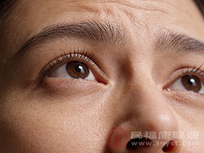 额肌是负责抬头动作的主要表情肌，当我们做出抬头、惊讶、思考等表情时，额肌会反复收缩