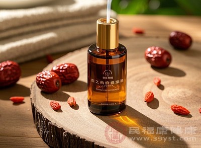 香薰机的香气之所以浓郁，大多依赖于香薰精油中的化学成分