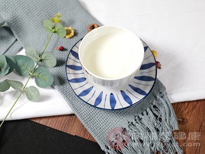 减肥期间，建议每日牛奶饮用量控制在200-300毫升