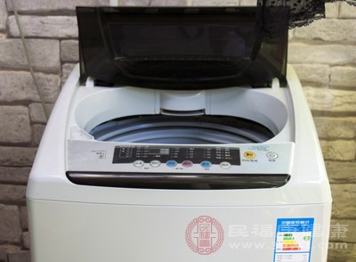 老式波轮洗衣机大多没有节能标识，电机功率大且运转效率低，洗一次衣服的耗电量是新型节能洗衣机的2倍