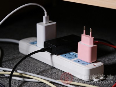 为了方便给手机、平板、耳机等多个设备充电,很多家庭会使用多头USB充电器 为了方便给手机、平板、耳机等多个设备充电,很多家庭会使用多头USB充电器